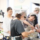 「来たら笑顔になる」料理教室の講座の風景
