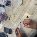 誰でも作れる！本物のお花を使ったレジンアクセサリーの講座の風景