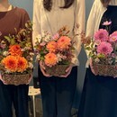 初めての方でも安心して参加できる花のワークショップの講座の風景