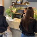 初めての方でも安心して参加できる花のワークショップの講座の風景