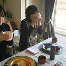 テーブルでもてなす茶の湯の稽古・茶室での月釜の講座の風景