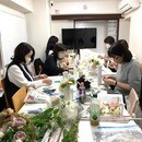 フラワーアレンジメント全て学ぶ事が出来ますの講座の風景