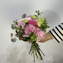 少人数制で学べるフラワーアレンジメント教室の講座の風景