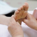 温かな手と優しい言葉で心身の癒しを提供する助産師の講座の風景
