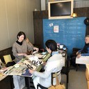 字が下手でも大丈夫！自由な筆文字アートの講座の風景