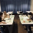 字が下手でも大丈夫！自由な筆文字アートの講座の風景