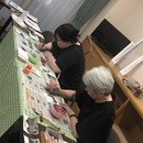 字が下手でも大丈夫！自由な筆文字アートの講座の風景