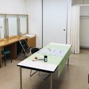 字が下手でも大丈夫！自由な筆文字アートの講座の風景