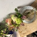 男だけで気兼ねなく学ぶフラワーデザインの講座の風景