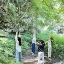 ガチガチな心と体を愛で、本来の笑顔はぐくむヨガの講座の風景