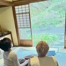 ガチガチな心と体を愛で、本来の笑顔はぐくむヨガの講座の風景