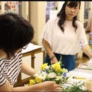 若作り姑と美人嫁のフラワーアレンジメント教室の講座の風景