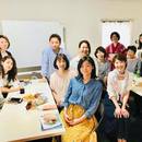 姿を世界に置く人生の学びの講座の風景