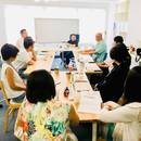 姿を世界に置く人生の学びの講座の風景