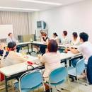 姿を世界に置く人生の学びの講座の風景