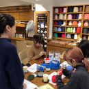 初心者向け編み物ワークショップの講座の風景