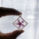 お花で創るレジンアクセサリー/スマホワークショップの講座の風景