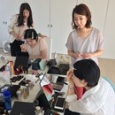 就活生、新人に贈る「好感度アップのメイク教室」の講座の風景