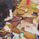初心者でもステキな革小物が作れる教室の講座の風景