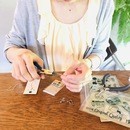 季節のお花で作るレジンフラワーアクセサリー教室の講座の風景