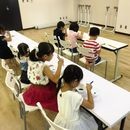 正しいお箸の持ち方を習得できる「キッズマナー教室」の講座の風景