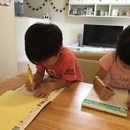 正しいお箸の持ち方を習得できる「キッズマナー教室」の講座の風景