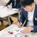 書いて楽しく、渡して喜ばれる筆文字「ご縁はがき」の講座の風景