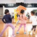 ダンスをしながら英語の耳を育てます！の講座の風景