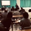 成長のための行動、行動のための学びを提供する教室の講座の風景